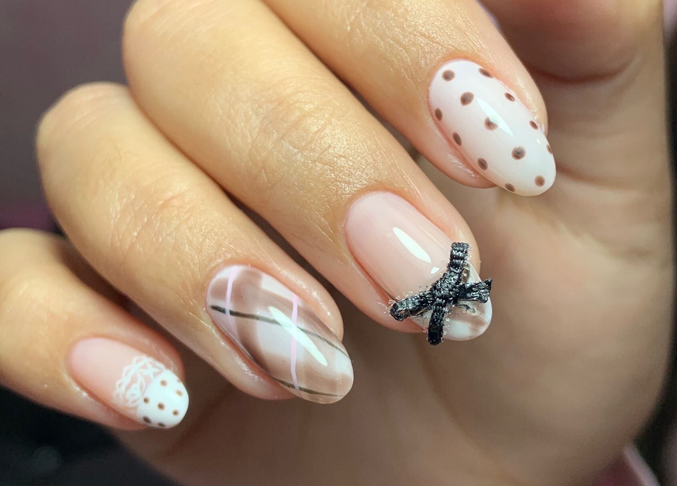 Diseño de uñas artísticas con detalles en Nailss by Carlota, Maracay, Aragua, VE.