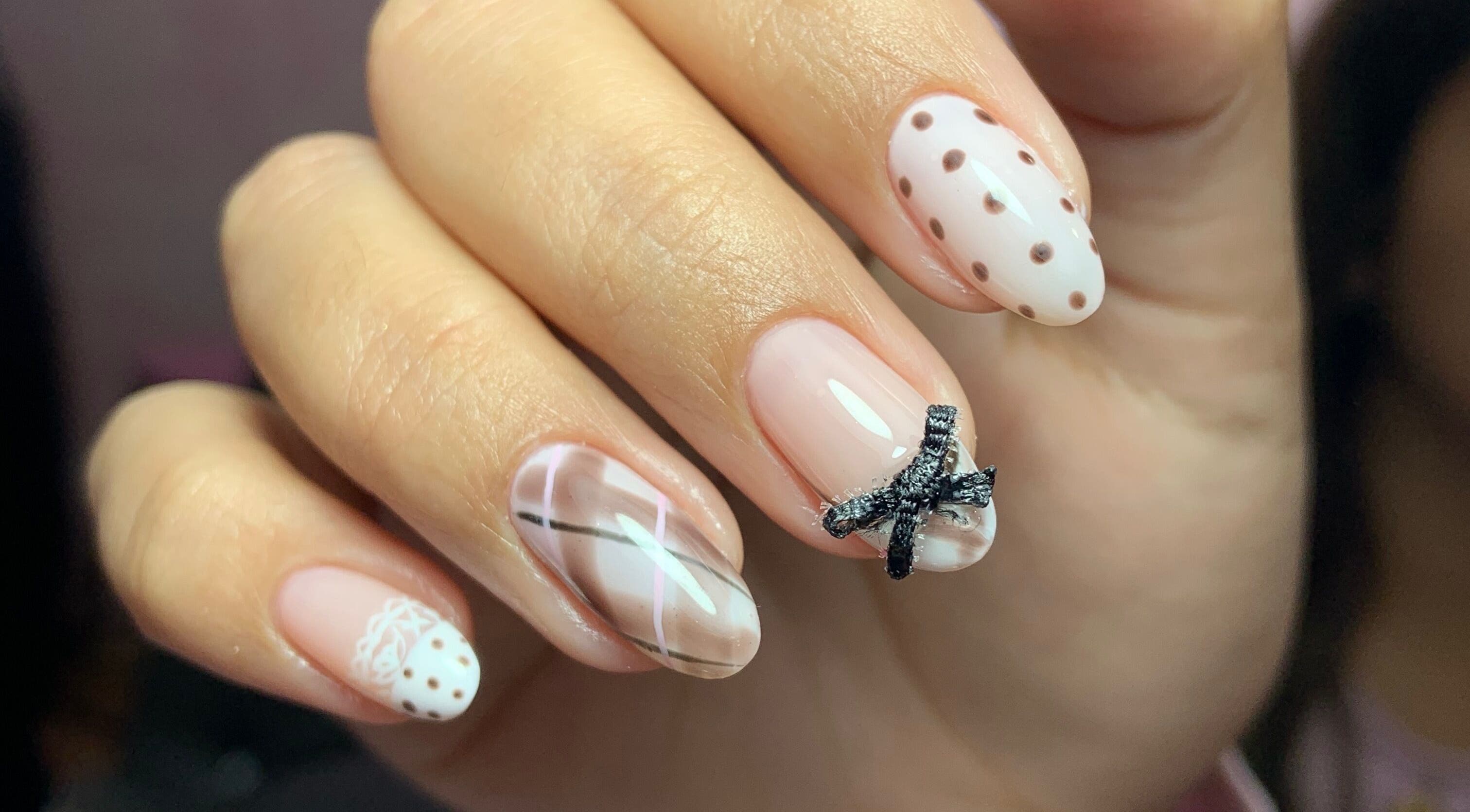 Diseño de uñas artísticas con detalles en Nailss by Carlota, Maracay, Aragua, VE.