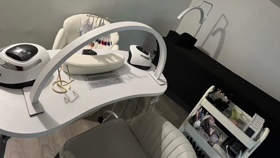 Table de manucure élégante chez Amandineebeauty, Confrançon, Auvergne-rhône-alpes, FR.