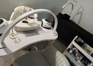 Table de manucure élégante chez Amandineebeauty, Confrançon, Auvergne-rhône-alpes, FR.