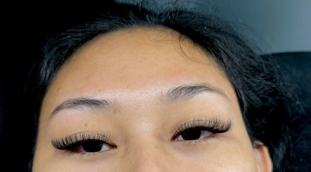 Close-up of expertly applied eyelash extensions at BeLuxe, Paramaribo, Paramaribo, SR.