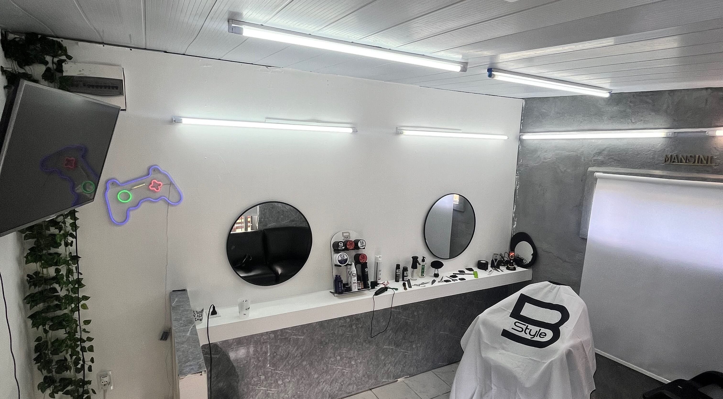 Interior moderno de Barbería Mansini en Montevideo, Departamento De Montevideo, UY. Espacio elegante y acolchado.