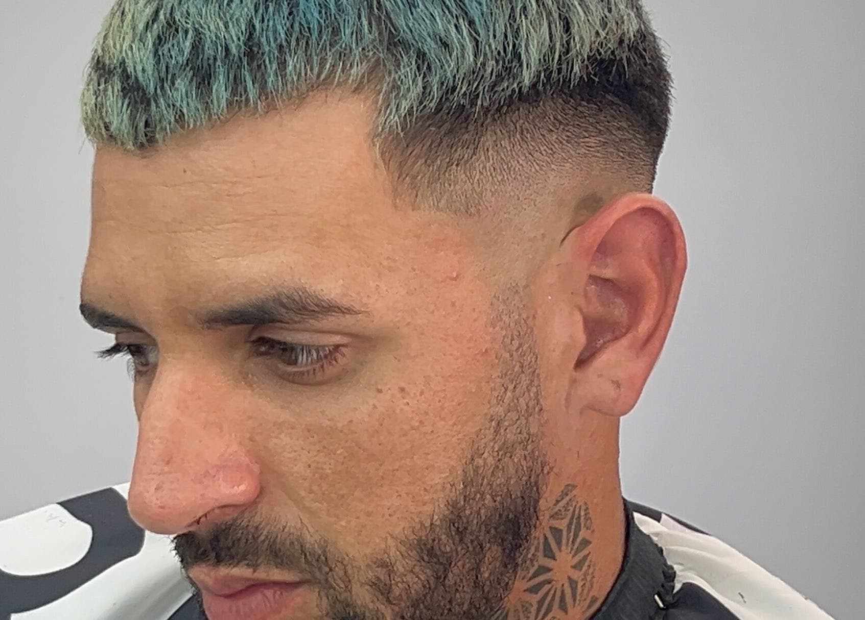 Corte de cabello moderno en Barbería Mansini, Montevideo, Departamento De Montevideo, UY.