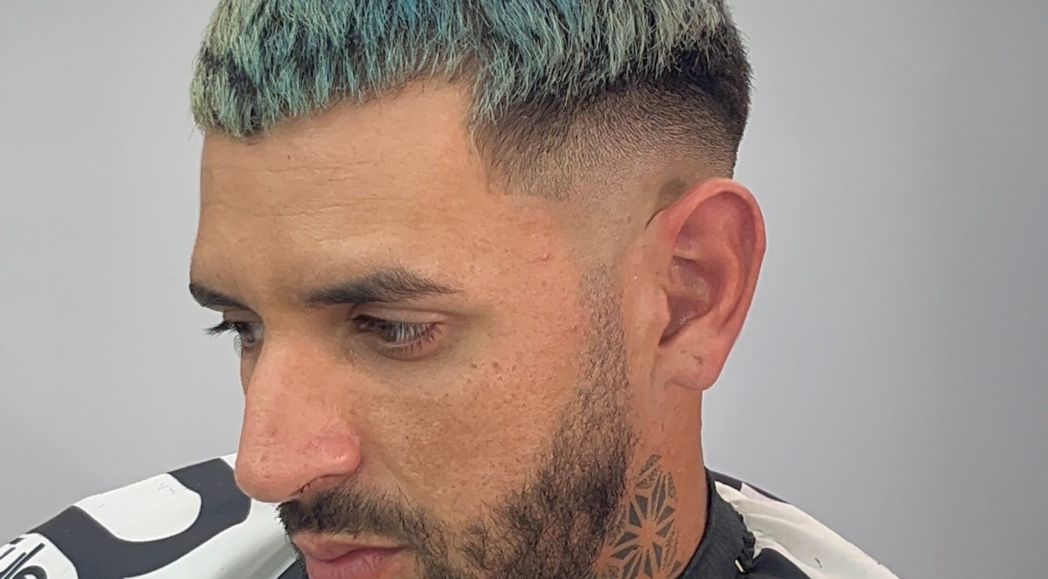 Corte de cabello moderno en Barbería Mansini, Montevideo, Departamento De Montevideo, UY.