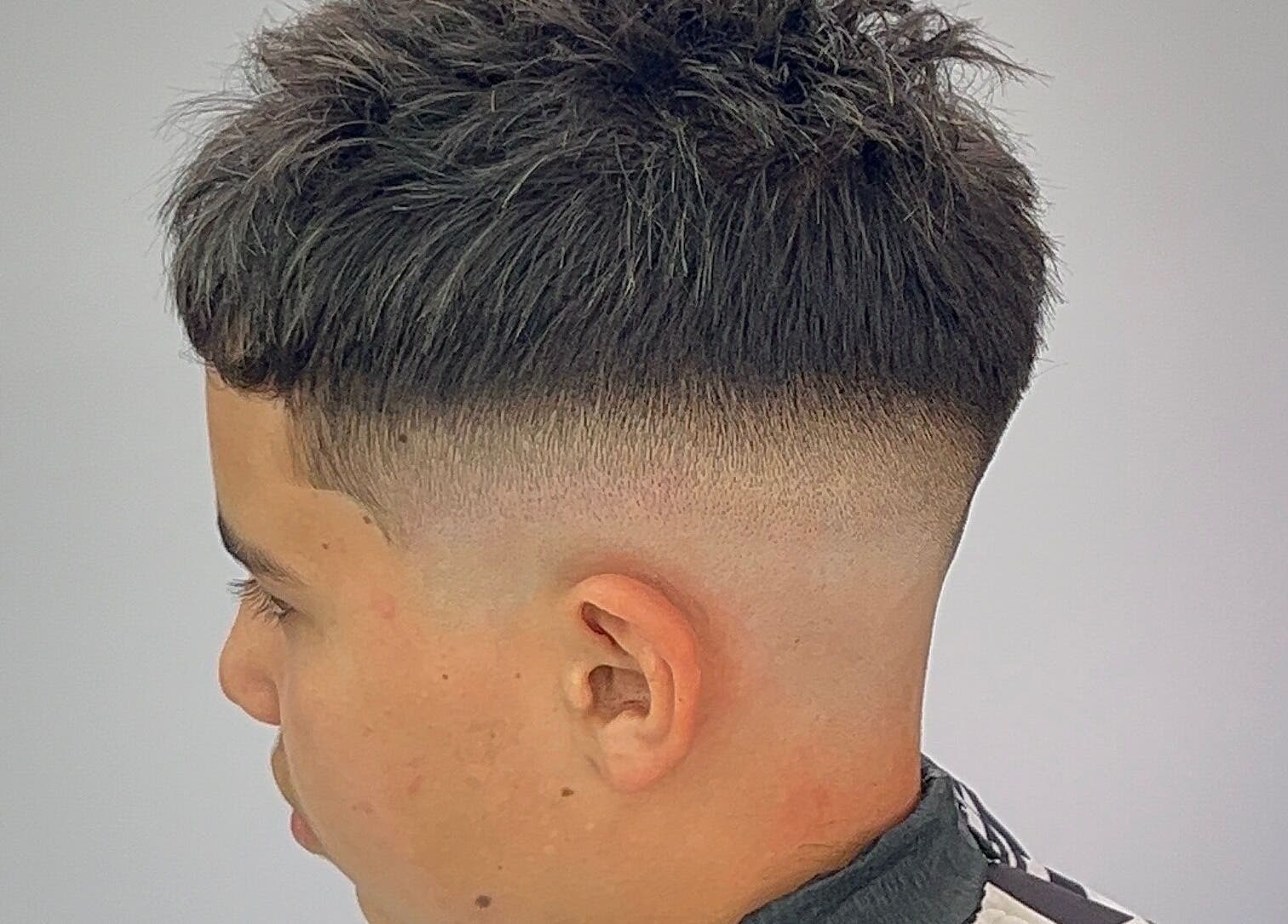 Corte de cabello moderno en Barbería Mansini, Montevideo, Departamento De Montevideo, UY.