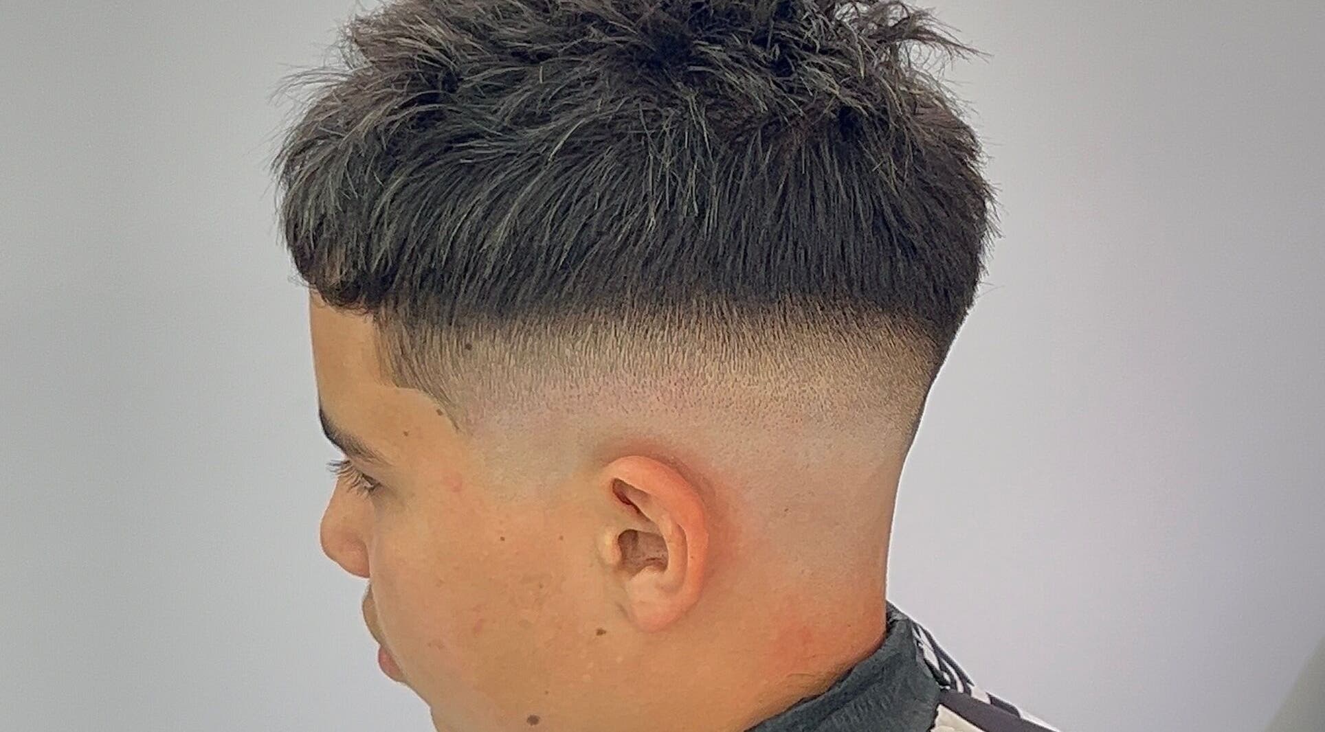 Corte de cabello moderno en Barbería Mansini, Montevideo, Departamento De Montevideo, UY.