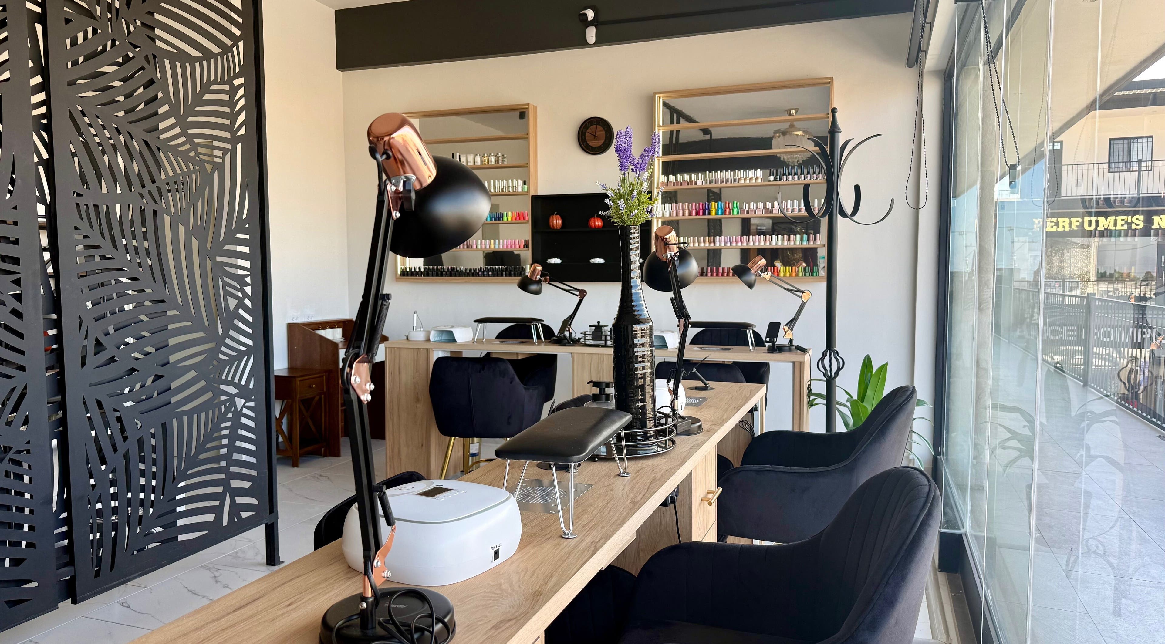 Interior moderno de DisisSpa&Nails en Saltillo, Coahuila De Zaragoza, MX, con estaciones de manicura.