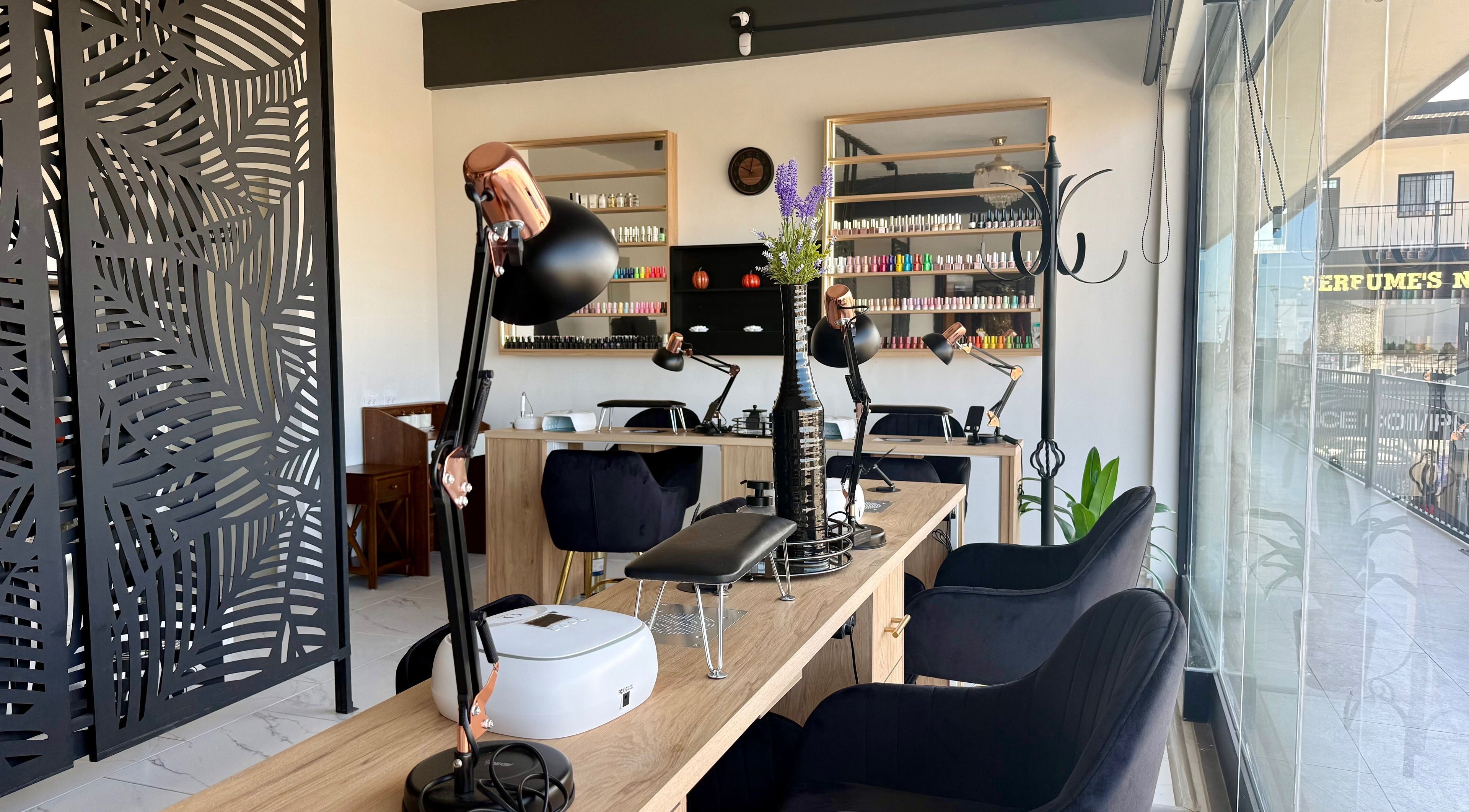 Interior moderno de DisisSpa&Nails en Saltillo, Coahuila De Zaragoza, MX, con estaciones de manicura.