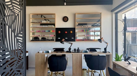 Interior moderno de DisisSpa&Nails en Saltillo, Coahuila De Zaragoza, MX, con estantes de esmaltes vibrantes.