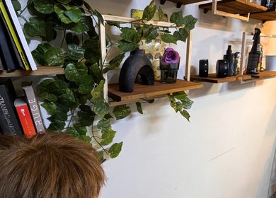 Decoración natural con estanterías de madera en Nexo Hair Studio, San Isidro, Provincia De Lima, PE.