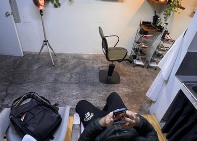 Vista interior de Nexo Hair Studio en San Isidro, Provincia De Lima, PE con silla de estilista y herramientas.