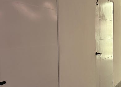 Puertas del pasillo en Eurée Head Spa Capilar, Monterrey, Nuevo León, MX, transmitiendo serenidad.