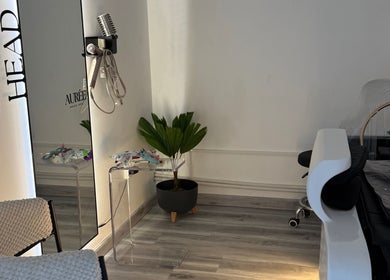 Vista de tratamiento en AURÉE Head Spa Capilar, Monterrey, Nuevo León, MX con silla y espejo.