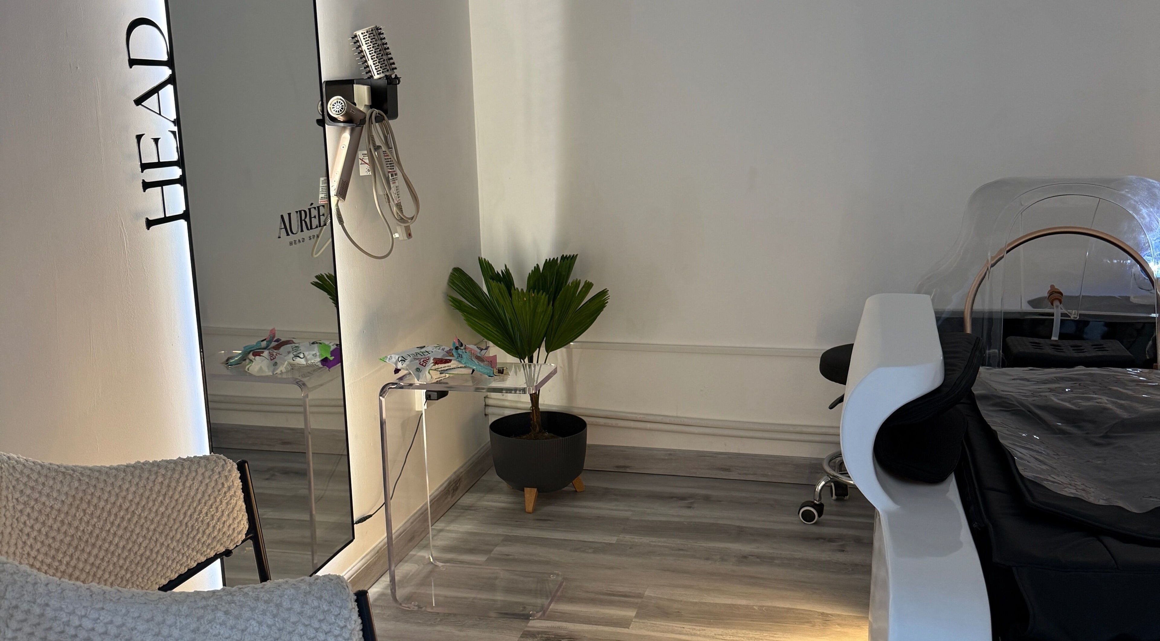 Vista de tratamiento en AURÉE Head Spa Capilar, Monterrey, Nuevo León, MX con silla y espejo.