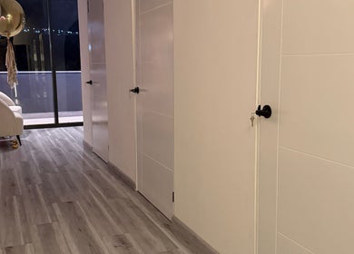Pasillo iluminado en AURÉE Head Spa Capilar, Monterrey, Nuevo León, MX, con elegante decoración contemporánea.