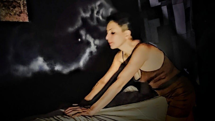 Relaxing massage therapy at Tissage in Westmount, Québec, CA enhancing wellness and tranquility.