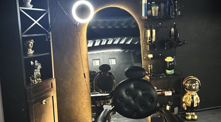 Interior de London Barber’s en Tijuana, Baja California, MX con silla de cuero y espejo iluminado.