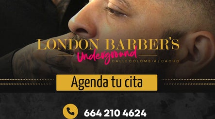 Hombre recibiendo corte en London Barber's, Tijuana, Baja California, MX.