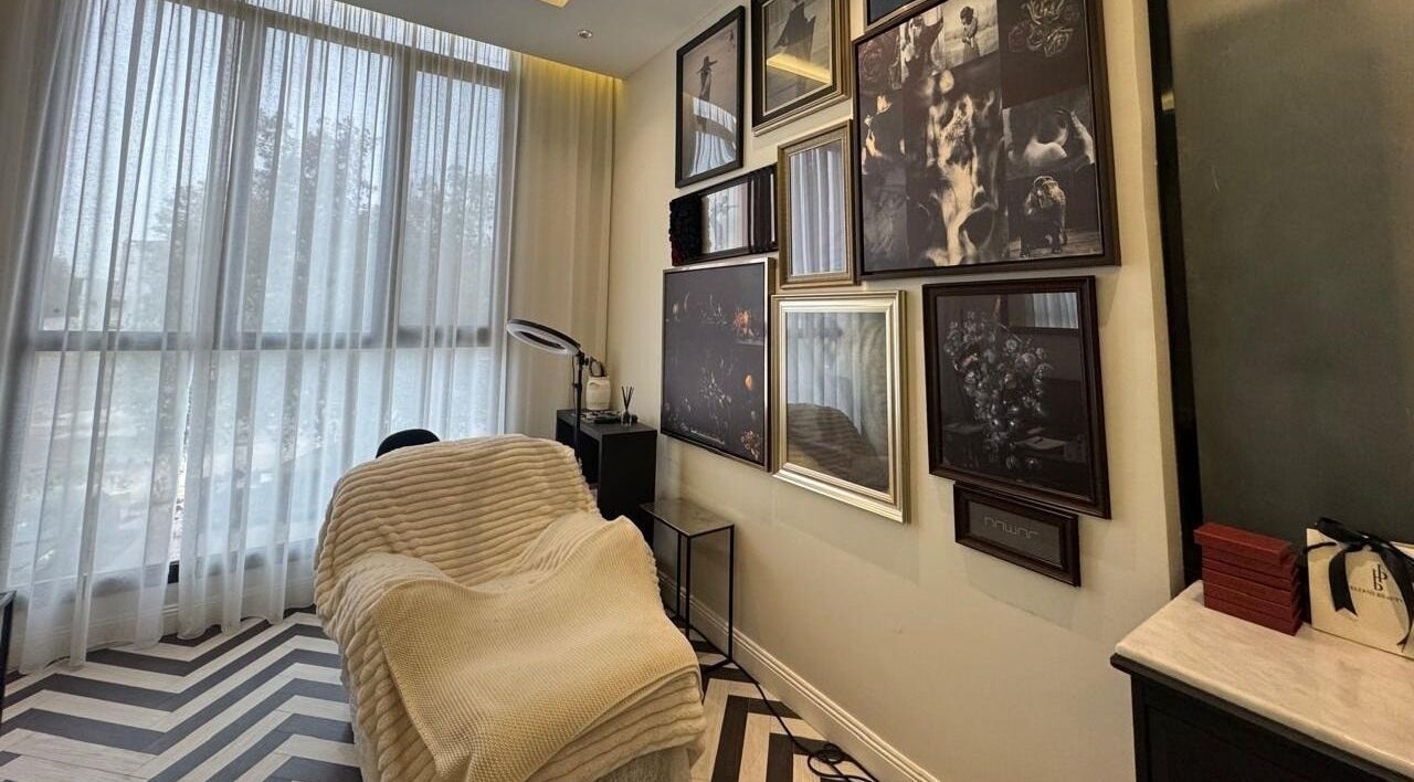Relaxing treatment room at Hellens Beauty Bar, Jeddah, Makkah Province, SA with elegant decor and soft lighting.