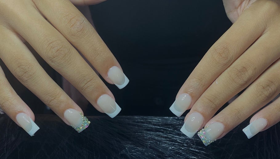 Manucure française élégante avec strass chez NDA NAILS, Rouen, Normandie, FR.