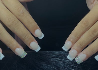 Manucure française élégante avec strass chez NDA NAILS, Rouen, Normandie, FR.