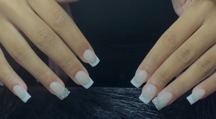 Manucure française élégante avec strass chez NDA NAILS, Rouen, Normandie, FR.