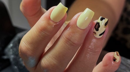 Ongles art léopard créatif chez NDA NAILS, Rouen, Normandie, FR.