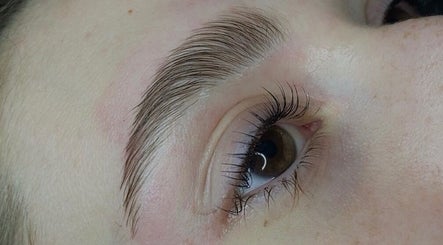 Beaux sourcils et cils à NDA NAILS, Rouen, Normandie, FR pour une apparence soignée.