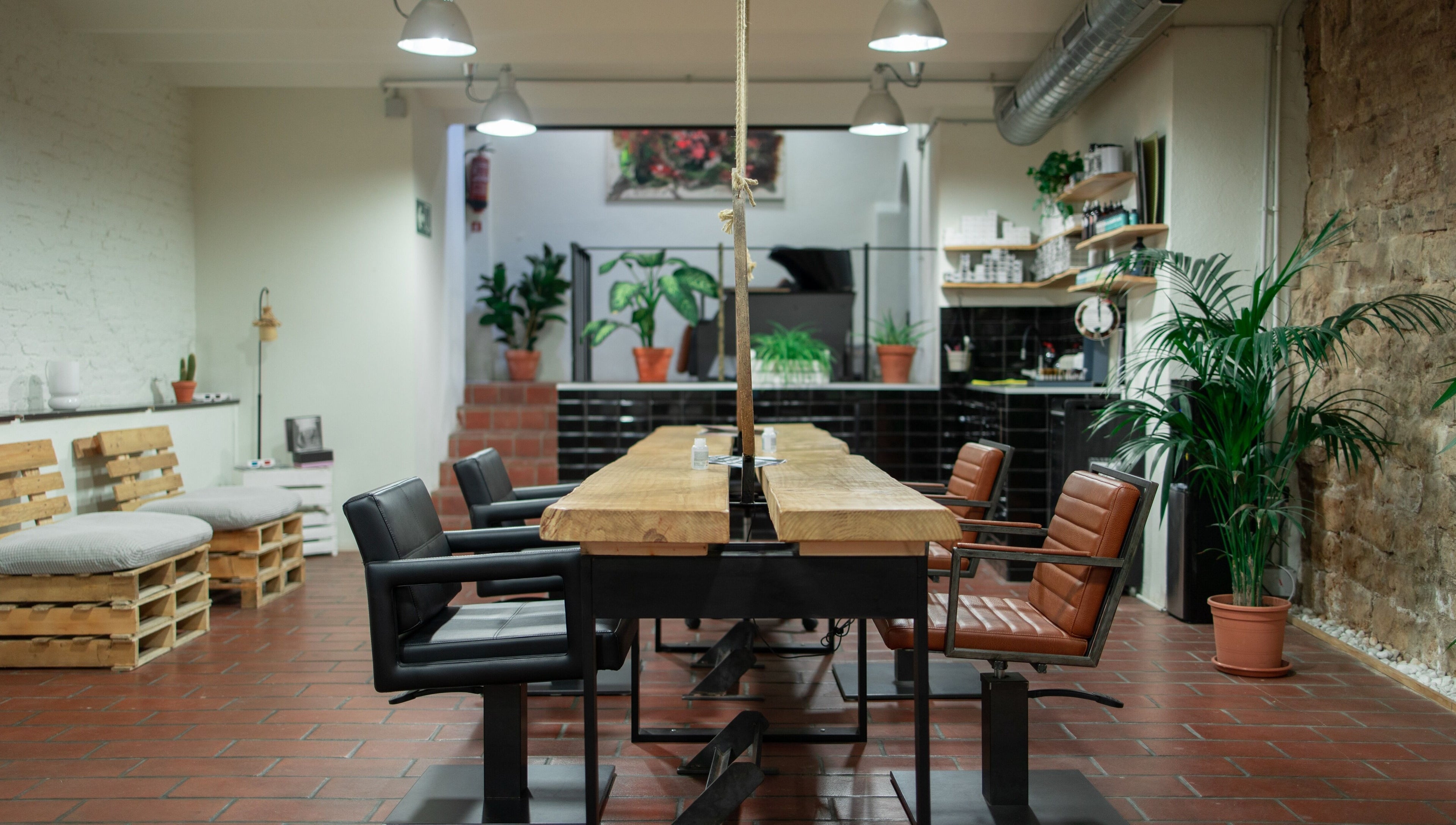 Interior de Carla Tinta y Tijeras, Barcelona, Catalunya, ES con asientos elegantes y decoración moderna.