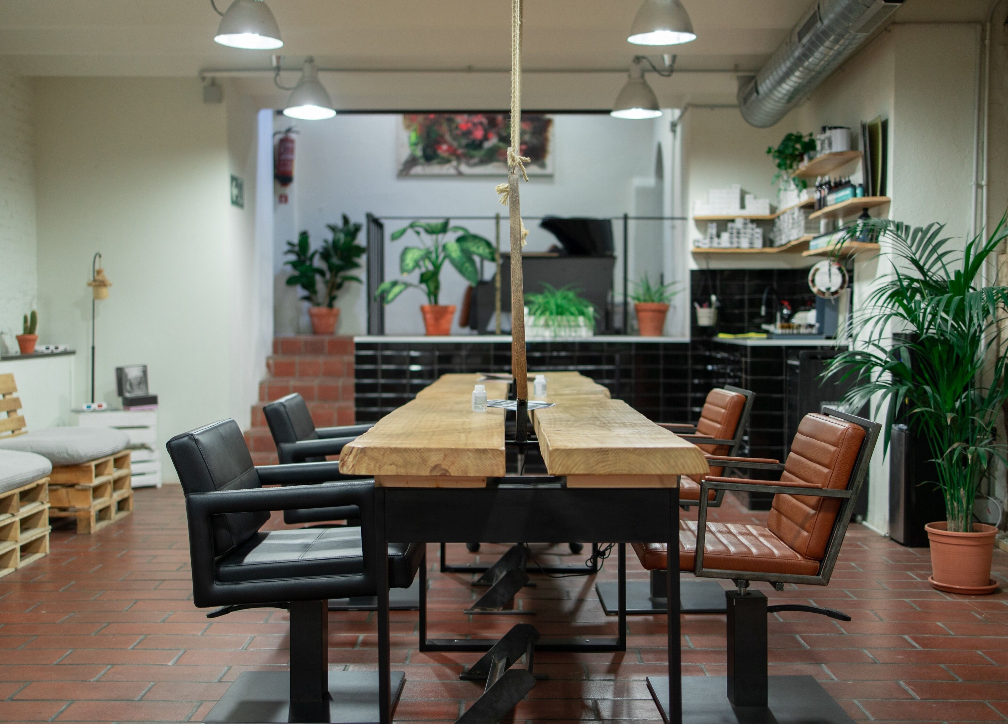 Interior de Carla Tinta y Tijeras, Barcelona, Catalunya, ES con asientos elegantes y decoración moderna.