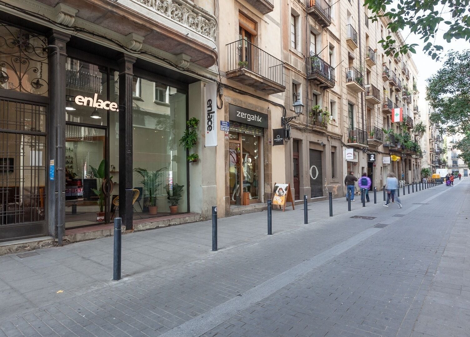 Vista de la calle frente a Carla Tinta y Tijeras en Barcelona, Catalunya, ES.