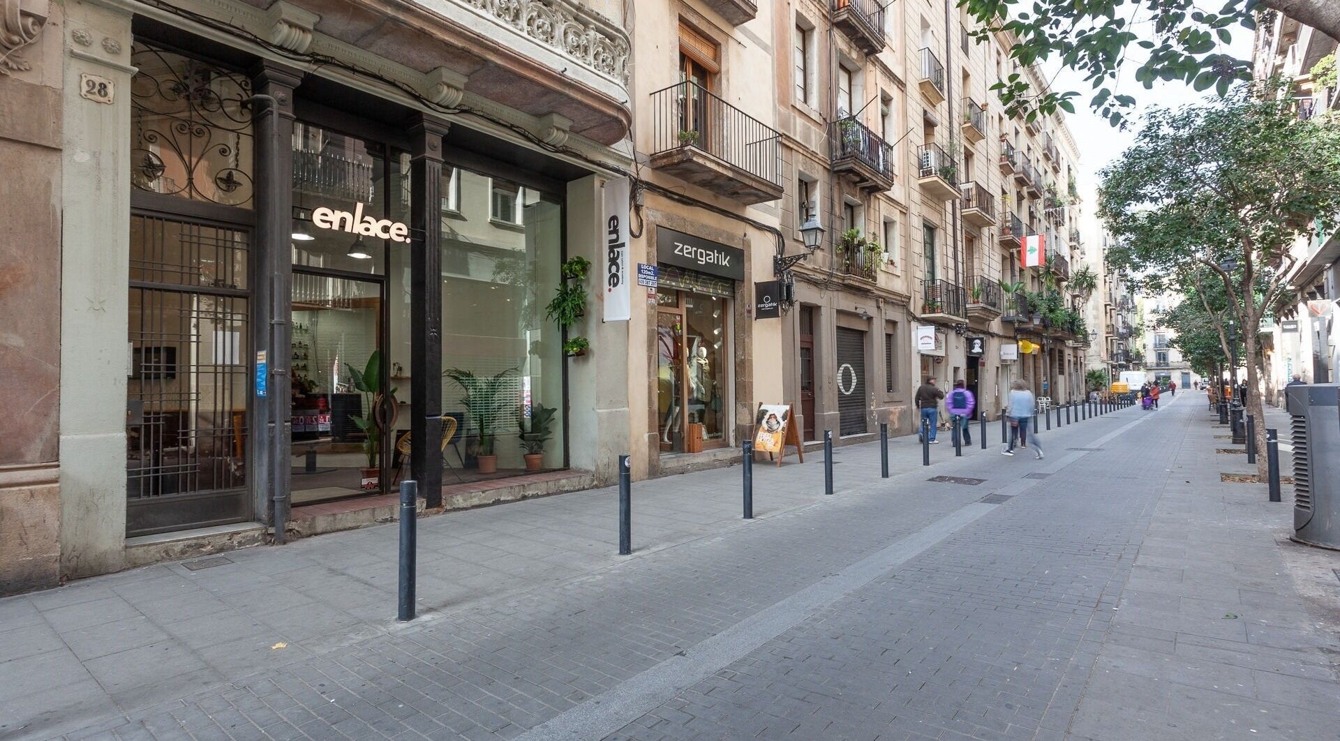 Vista de la calle frente a Carla Tinta y Tijeras en Barcelona, Catalunya, ES.