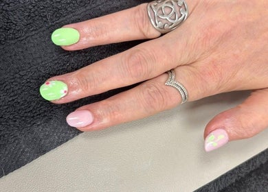 Manucure élégante à Orascara, Fougères, Bretagne, FR avec vernis vert et rose.