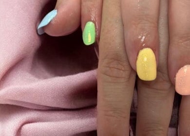 Manucure pastel à Orascara, Fougères, Bretagne, FR, avec vernis bleu, vert, jaune et rose.