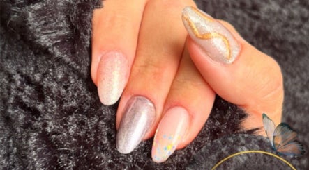 Manucure élégante Orascara à Fougères, Bretagne, FR. Ongles scintillants sur fond noir.