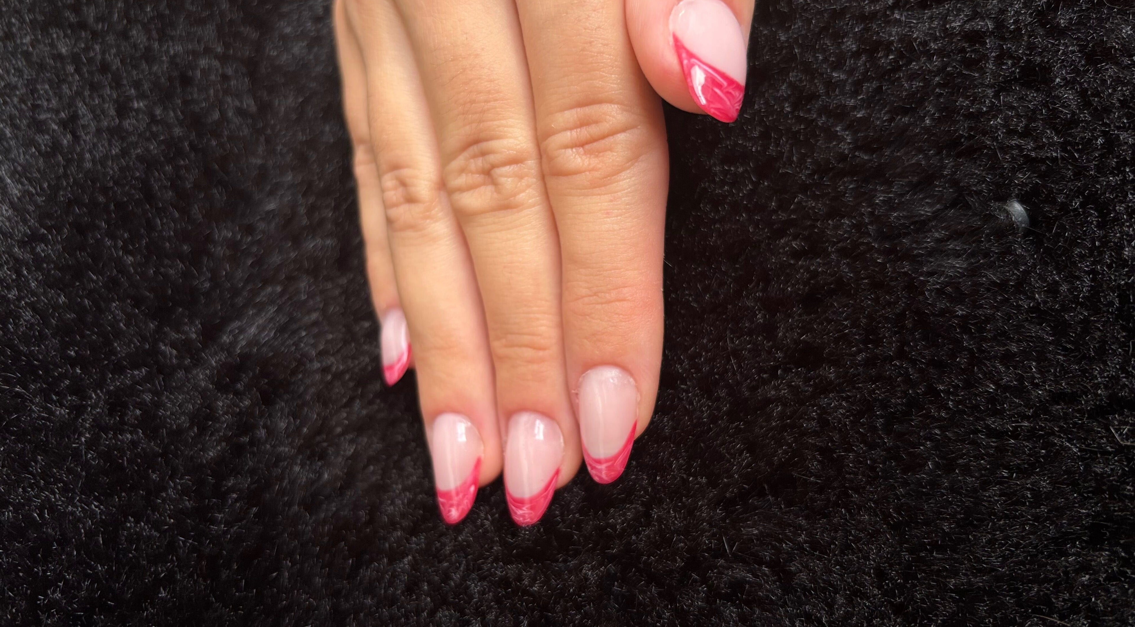 Nail art rouge à Orascara, Fougères, Bretagne, FR, sur fond noir luxueux.