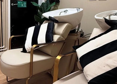 Luxury salon wash station with cushions at Laurencoyhair, Leicester, England, GB.