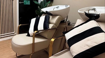 Luxury salon wash station with cushions at Laurencoyhair, Leicester, England, GB.