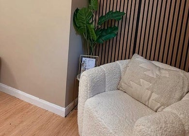 Inviting cozy chair in Laurencoyhair, Leicester, England, GB. Perfect spot for relaxation and comfort.