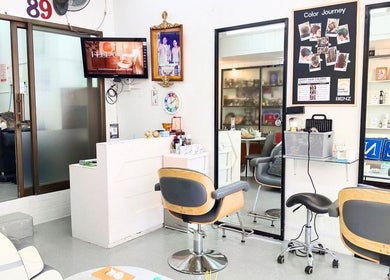 บรรยากาศทันสมัยในร้านทำผม Benz Hair Studio นครศรีธรรมราช บริการออกแบบทรงผมชายหญิง