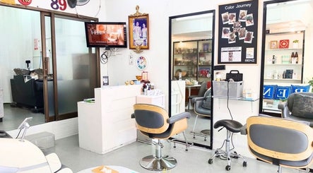 บรรยากาศทันสมัยในร้านทำผม Benz Hair Studio นครศรีธรรมราช บริการออกแบบทรงผมชายหญิง