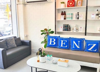 ร้านทำผม Benz Hair Studio ที่นั่งรับรองสบาย ๆ พร้อมหมอนตกแต่งในนครศรีธรรมราช