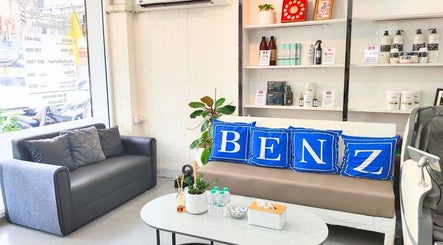 ร้านทำผม Benz Hair Studio ที่นั่งรับรองสบาย ๆ พร้อมหมอนตกแต่งในนครศรีธรรมราช