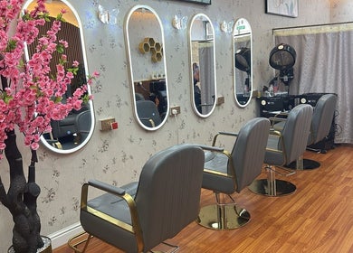 Elegant beauty stations at Beauty Bond Salon, Riyadh, Riyadh Province, SA, featuring mirrors and pink blossoms.