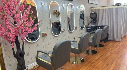 Elegant beauty stations at Beauty Bond Salon, Riyadh, Riyadh Province, SA, featuring mirrors and pink blossoms.