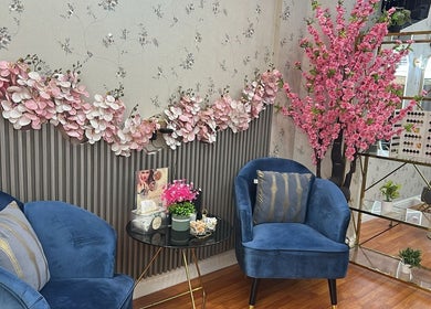Elegant reception area at Beauty Bond Salon, Riyadh with floral decor and plush seating.