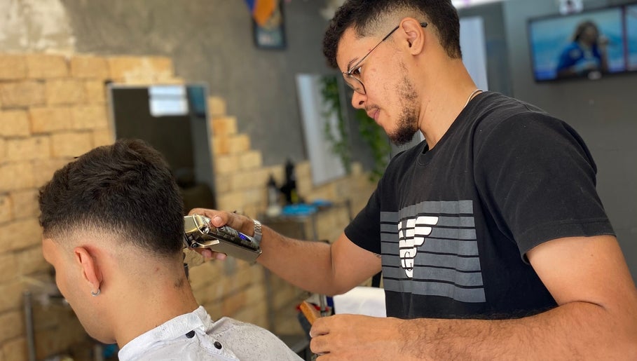 Profissional cortando cabelo no Kauã Ripardo Barbershop em Ceará, Ceará, BR.