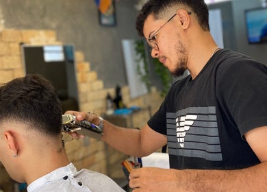 Profissional cortando cabelo no Kauã Ripardo Barbershop em Ceará, Ceará, BR.