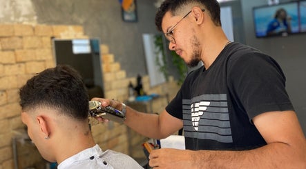 Profissional cortando cabelo no Kauã Ripardo Barbershop em Ceará, Ceará, BR.