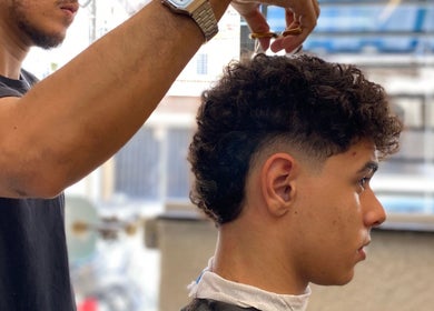 Corte de cabelo em Kauã Ripardo Barbershop, Ceará, Ceará, BR, destacando estilo moderno e profissionalismo.